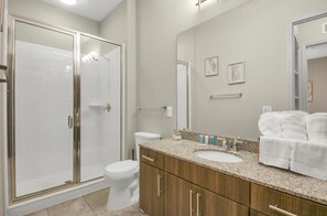 Secadora de cabello, toallas, jabón, papel de baño 