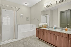 مجففات شعر، مناشف، صابون، ورق حمّام