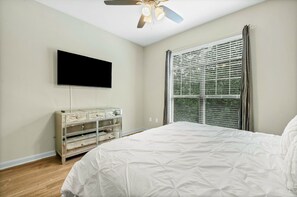 2 bedrooms, iron/ironing board, internet, bed sheets