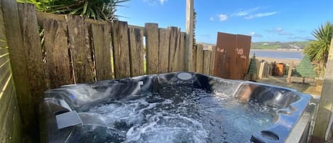Outdoor spa tub