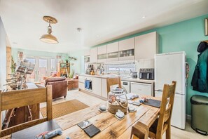 Frigorífico, microondas, horno y tostadora