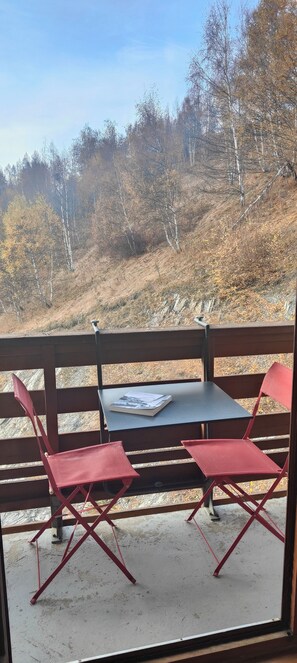 Outdoor dining - Spacious apartment with mountain view (Les Deux Alpes)