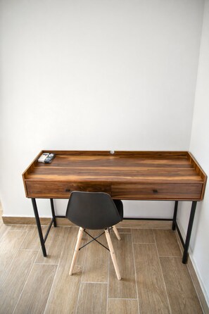 Suite Prestige, vue sur la ville | Literie de qualité, lit avec matelas Tempur-Pedic, bureau