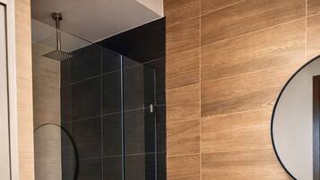 Suíte premium, vista para a cidade | Banheiro | Chuveiro, chuveiro com efeito de chuva