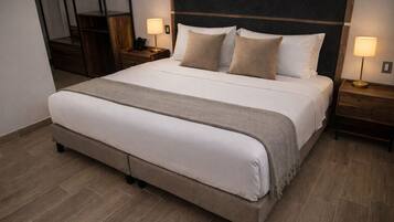 Quarto superluxo | Roupas de cama premium, camas Tempur-Pedic, escrivaninha