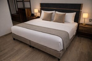 Chambre luxueuse | Literie de qualité, lit avec matelas Tempur-Pedic, bureau