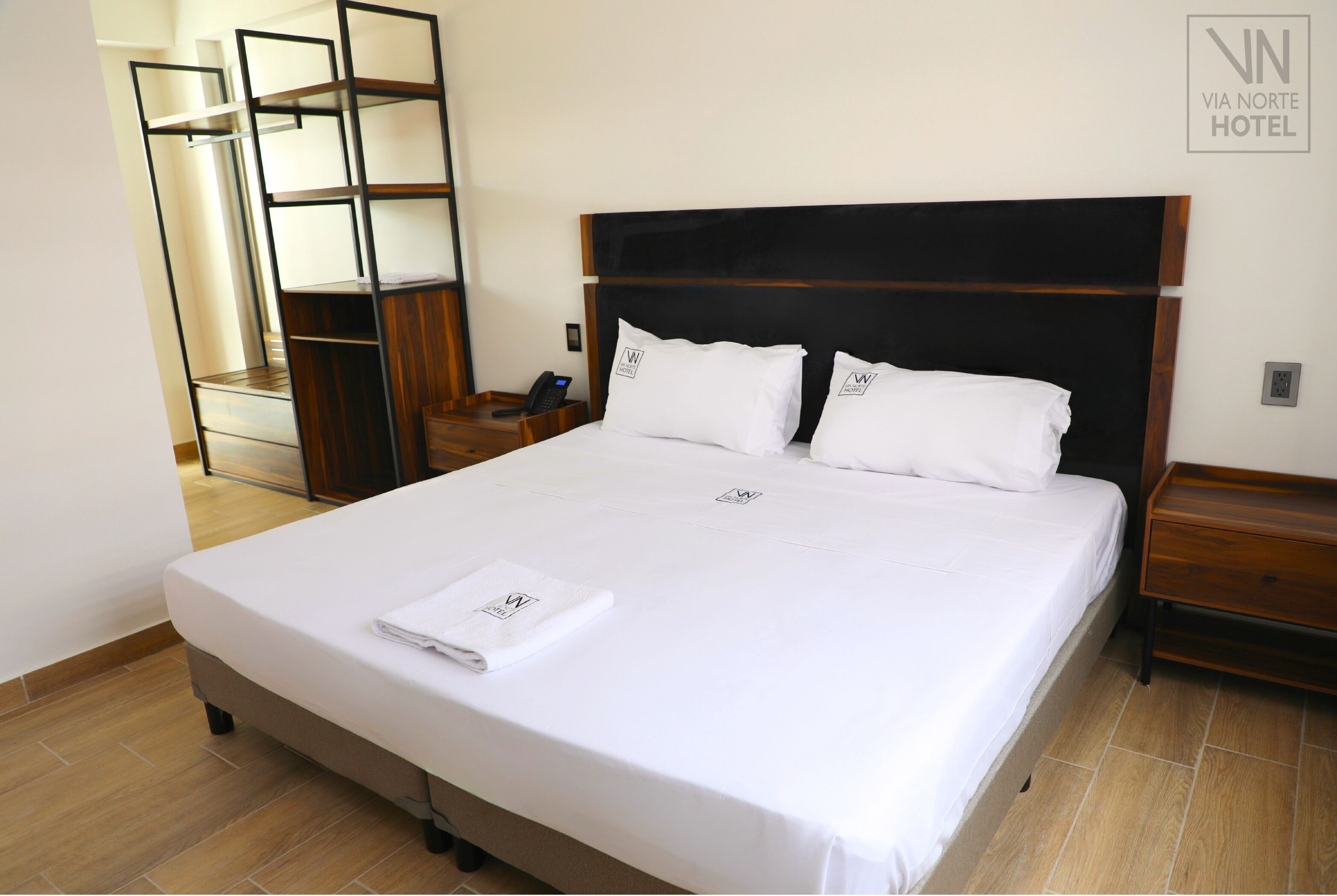 Espacio para trabajar con laptop y wifi gratis 