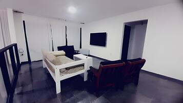 Casa família, vista para o pátio | Área de estar