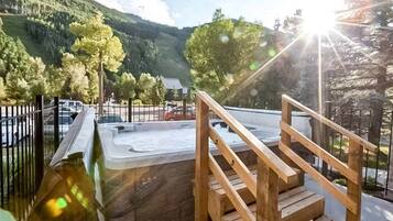 Tina de hidromasaje al aire libre