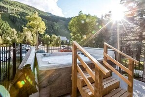 Outdoor spa tub - Cozy, Central 3BR W/fireplace and Hot tub (Telluride)