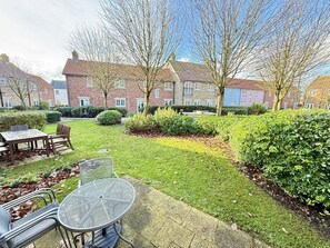 Outdoor dining - Seakisses - a cottage that sleeps 4 guests in 2 bedrooms (Filey)