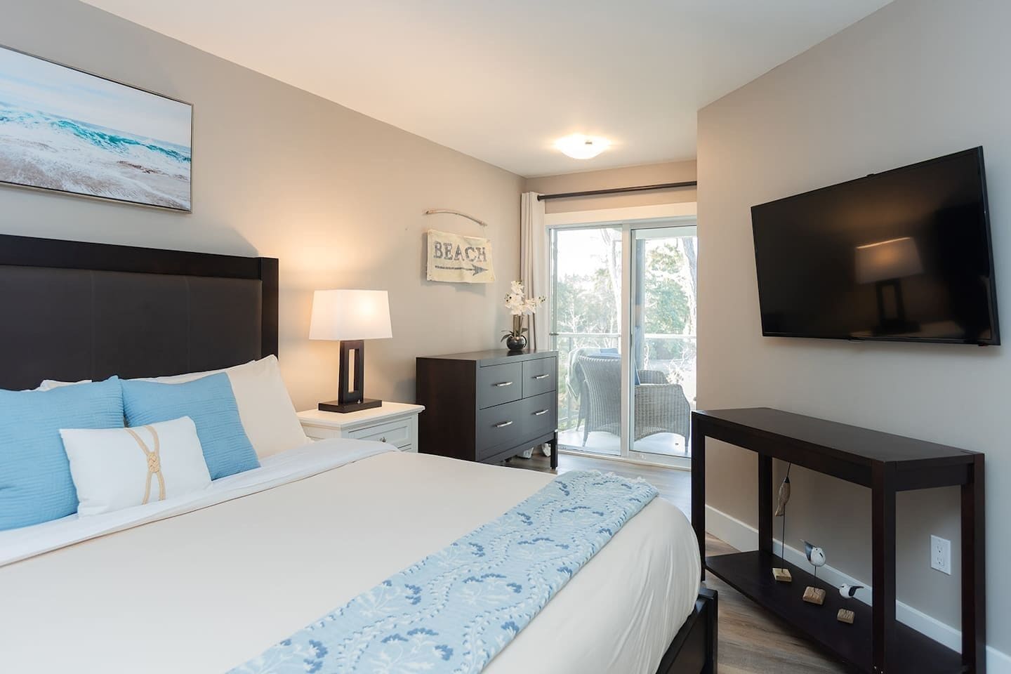 Desk, iron/ironing board, WiFi, bed sheets