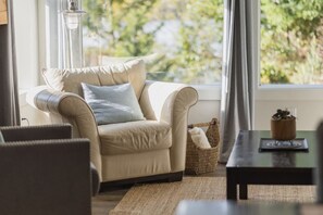 TV, fireplace, ping pong - Pacific Shores Nature Escape – King Suite (Nanoose Bay)
