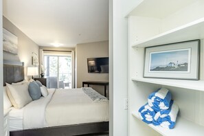Desk, iron/ironing board, WiFi, bed sheets - Pacific Shores Nature Escape – King Suite (Nanoose Bay)