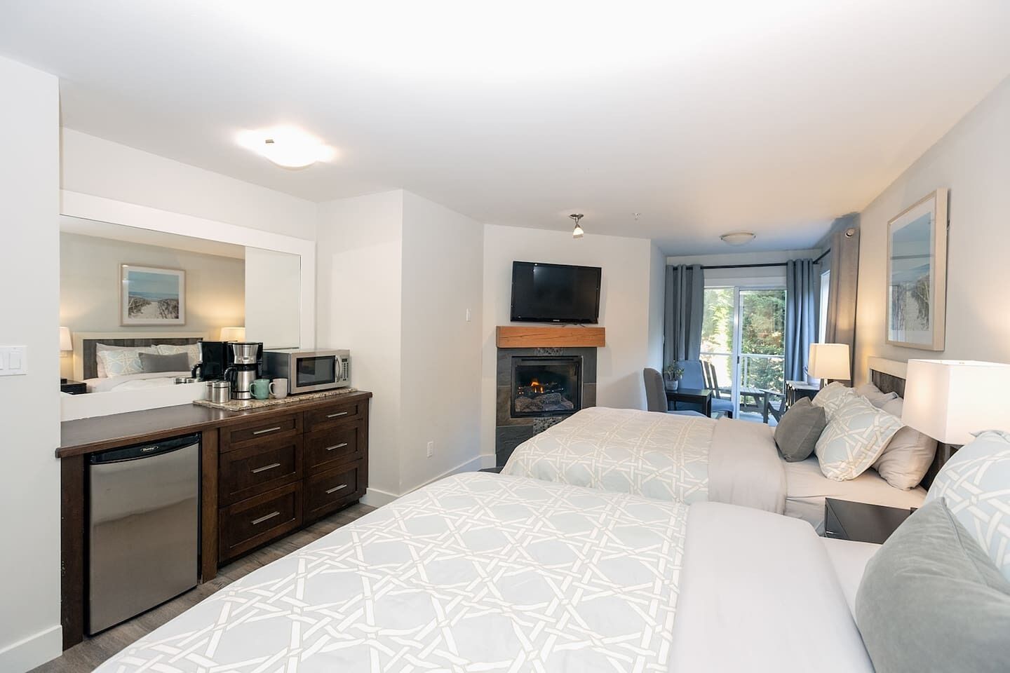 Desk, iron/ironing board, WiFi, bed sheets