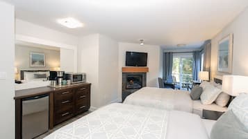 Escritorio, tabla de planchar con plancha, wifi y ropa de cama