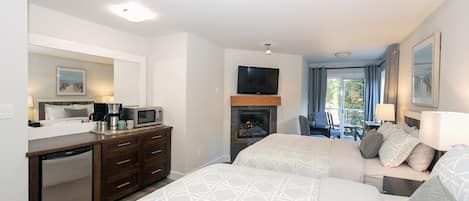 Een bureau, een strijkplank/strijkijzer, wifi, beddengoed