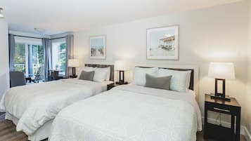 Escritorio, tabla de planchar con plancha, wifi y ropa de cama