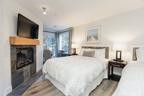 Desk, iron/ironing board, WiFi, bed sheets