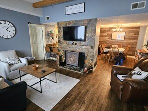 TV, fireplace - Beautiful 2 bedroom/2 bath condo with a fireplace at the Sugar Top Resort (Sugar Mountain)