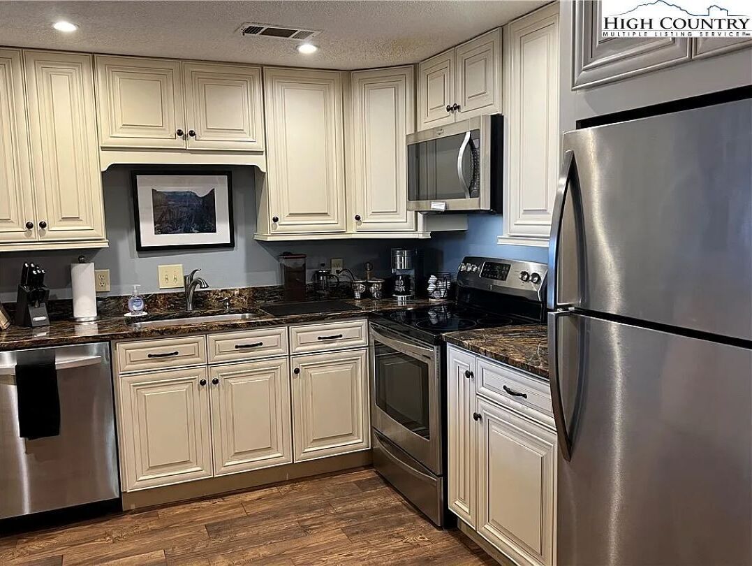 Mikrowelle, Ofen, Herdplatte, Geschirrspüler