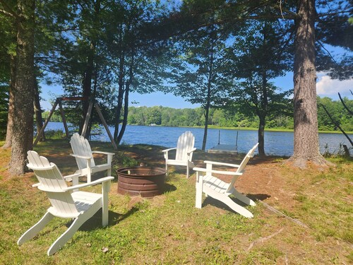 Newly Remodeled Riverfront Cabin – Kayaks, Sunset Views & Northwoods Charm