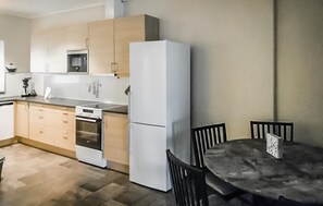 Een koelkast, een oven, een kookplaat, een vaatwasser