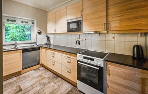 Een koelkast, een oven, een kookplaat, een vaatwasser