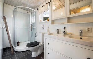 Shower - 3 bedroom awesome home in Strandebarm (Strandebarm)