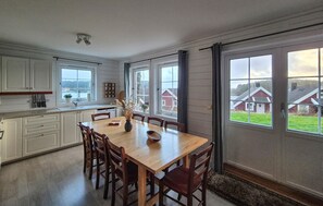 Dining - Beautiful home in Bøvågen with sauna (Bøvågen)