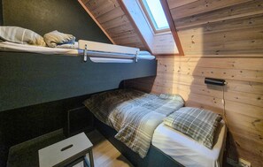 5 bedrooms, free WiFi - Beautiful home in Bøvågen with sauna (Bøvågen)