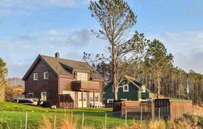 Exterior - Beautiful home in Bøvågen with sauna (Bøvågen)