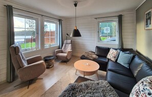 Smart TV - Beautiful home in Bøvågen with sauna (Bøvågen)