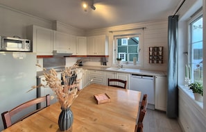 Fridge, microwave, oven, stovetop - Beautiful home in Bøvågen with sauna (Bøvågen)