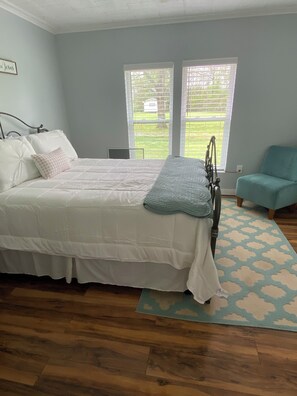 3 slaapkamers, een strijkplank/strijkijzer, wifi, beddengoed