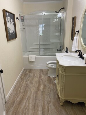 Een douche, een haardroger, handdoeken, toiletpapier