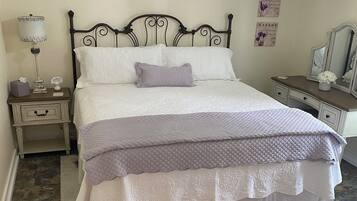 Een strijkplank/strijkijzer, wifi, beddengoed