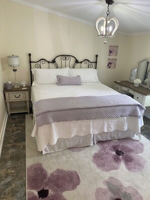 Een strijkplank/strijkijzer, wifi, beddengoed