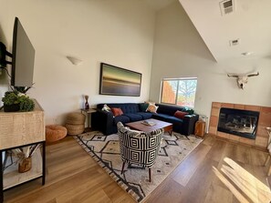 Smart TV, fireplace, books - Elegant Moab Getaway with Pool & Scenic Views (Moab)