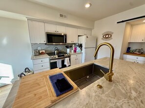 Fridge, microwave, oven, stovetop - Elegant Moab Getaway with Pool & Scenic Views (Moab)