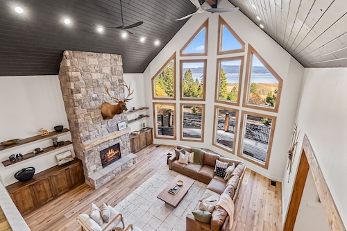 Private Luxury Cabin near Tamarack Resort with Indoor Sauna & Hot Tub