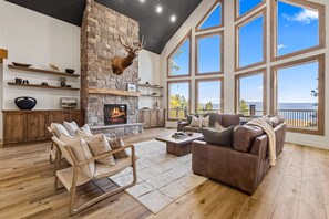 Een smart-tv, een open haard, videogames en een dvd-speler