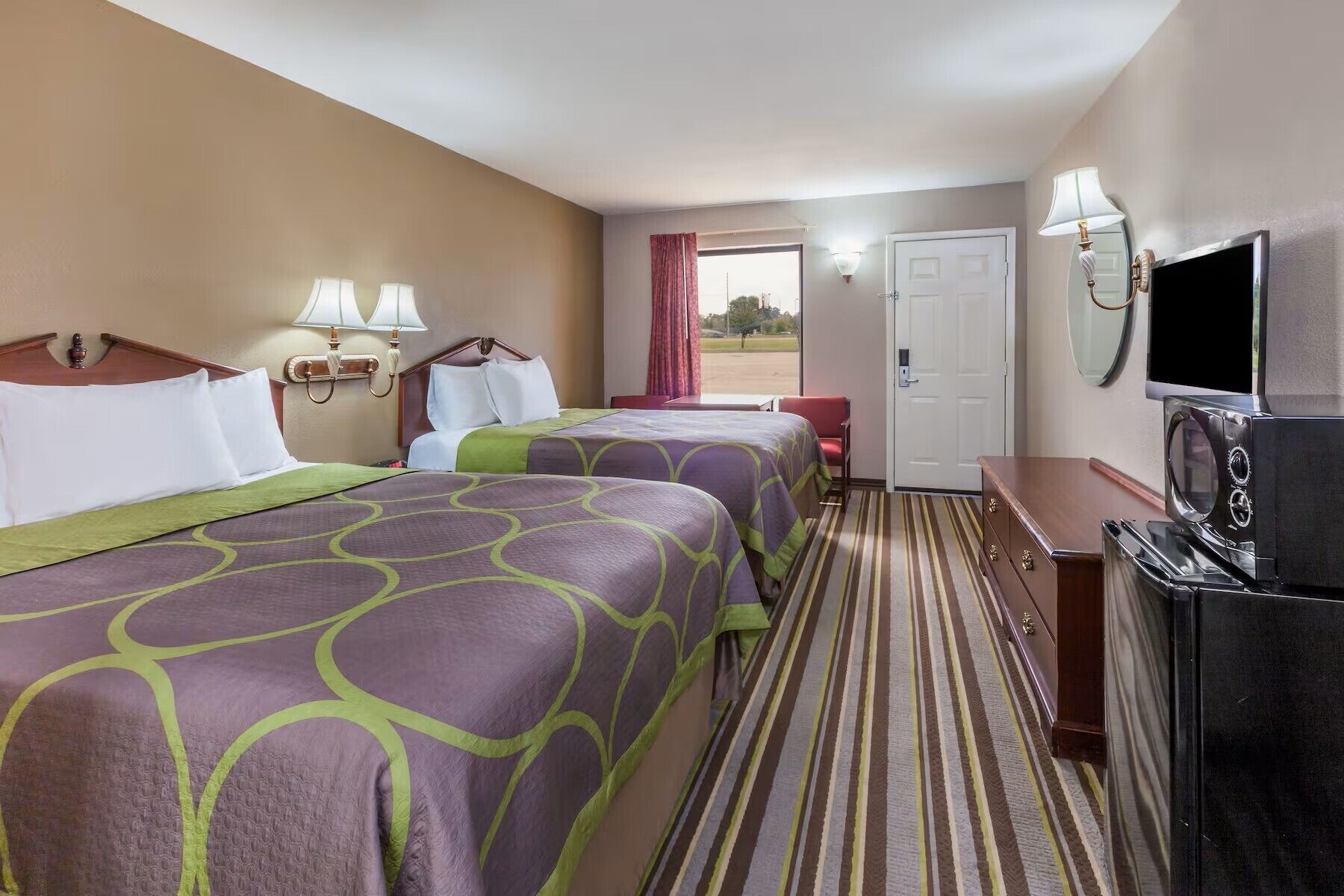 デスク、ノートパソコン用作業スペース、アイロン / アイロン台、WiFi (無料)