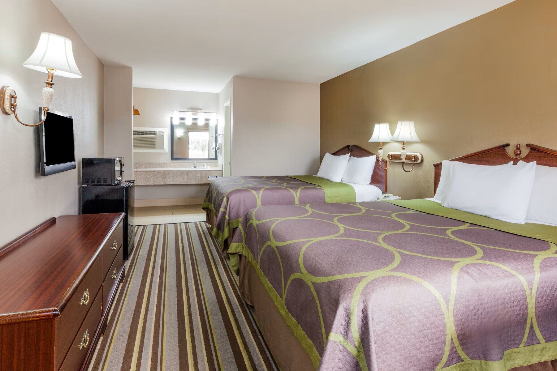 Schreibtisch, laptopgeeigneter Arbeitsplatz, Bügeleisen/Bügelbrett