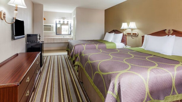 Desk, laptop workspace, iron/ironing board, free WiFi - Mount Pleasant INN (Mount Pleasant)