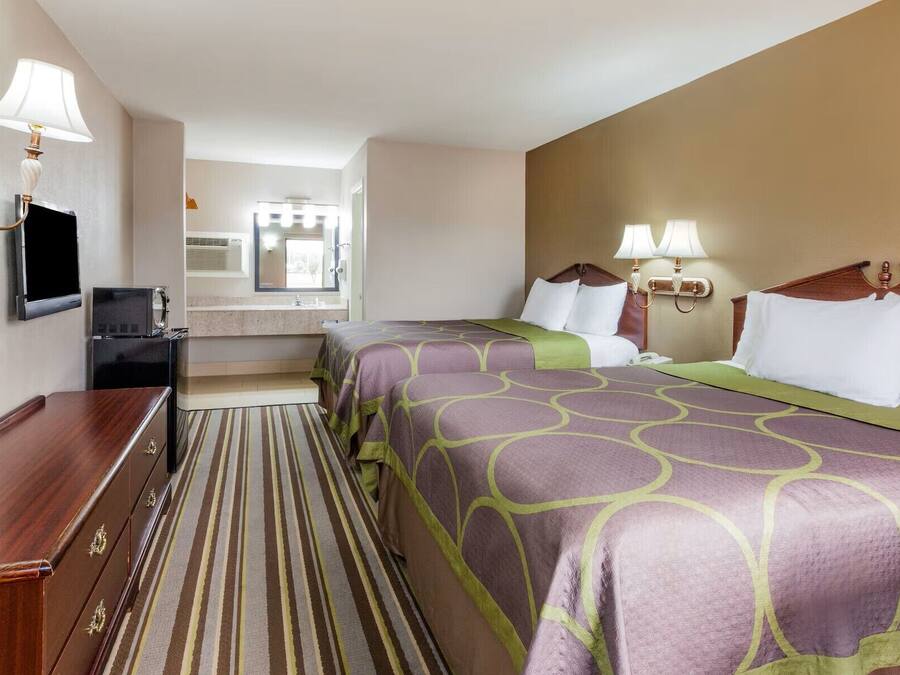 Desk, laptop workspace, iron/ironing board, free WiFi