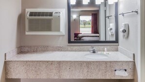 Combined shower/bathtub, hair dryer, towels, soap - Mount Pleasant INN (Mount Pleasant)