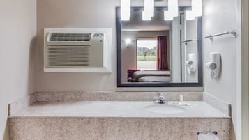 샤워기/욕조 결합, 헤어드라이어, 타월, 비누