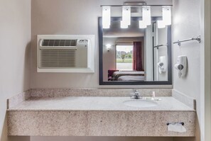 وحدات دش مع أحواض استحمام، مجففات شعر، مناشف، صابون