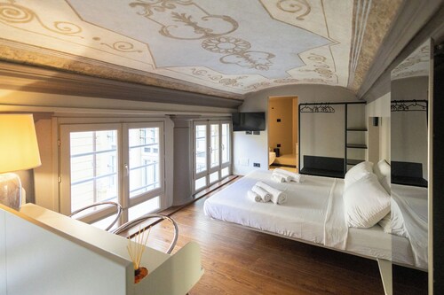 Rooms in stylish, modern apartment opposite Porta Nuova station